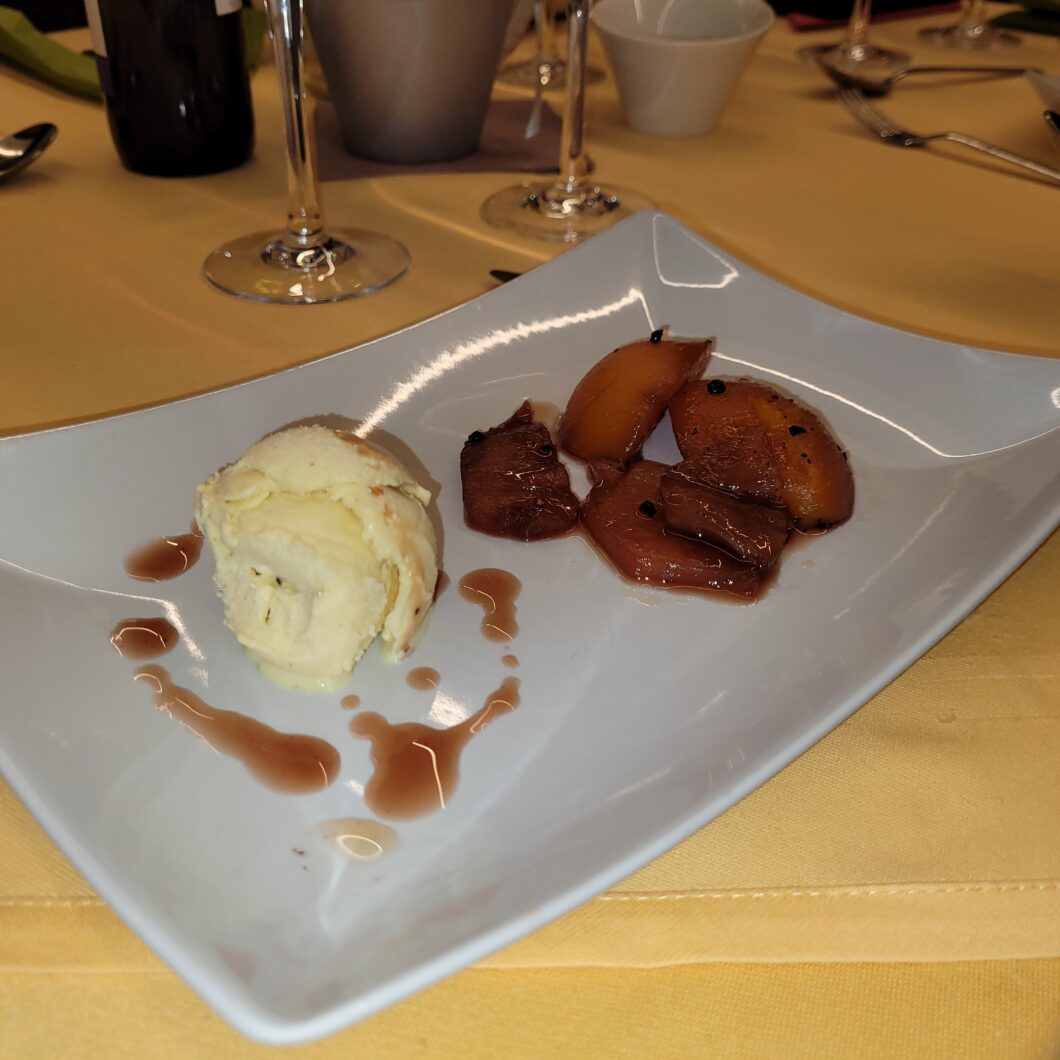 Flambierte Ananas-Pfirsiche mit schwarzem Pfeffer