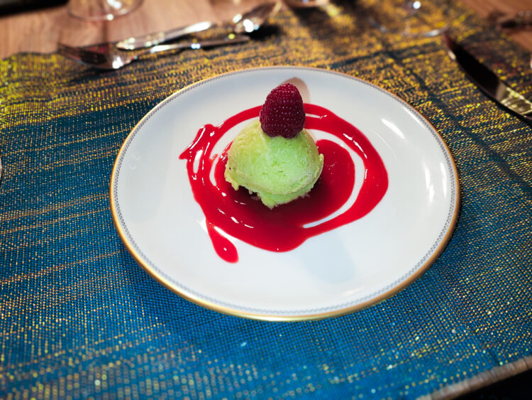 Avocadosorbet auf Himbeerspiegel