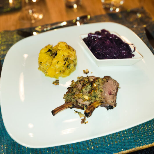 Lammrack mit Roquefort-Pinienkern-Kruste