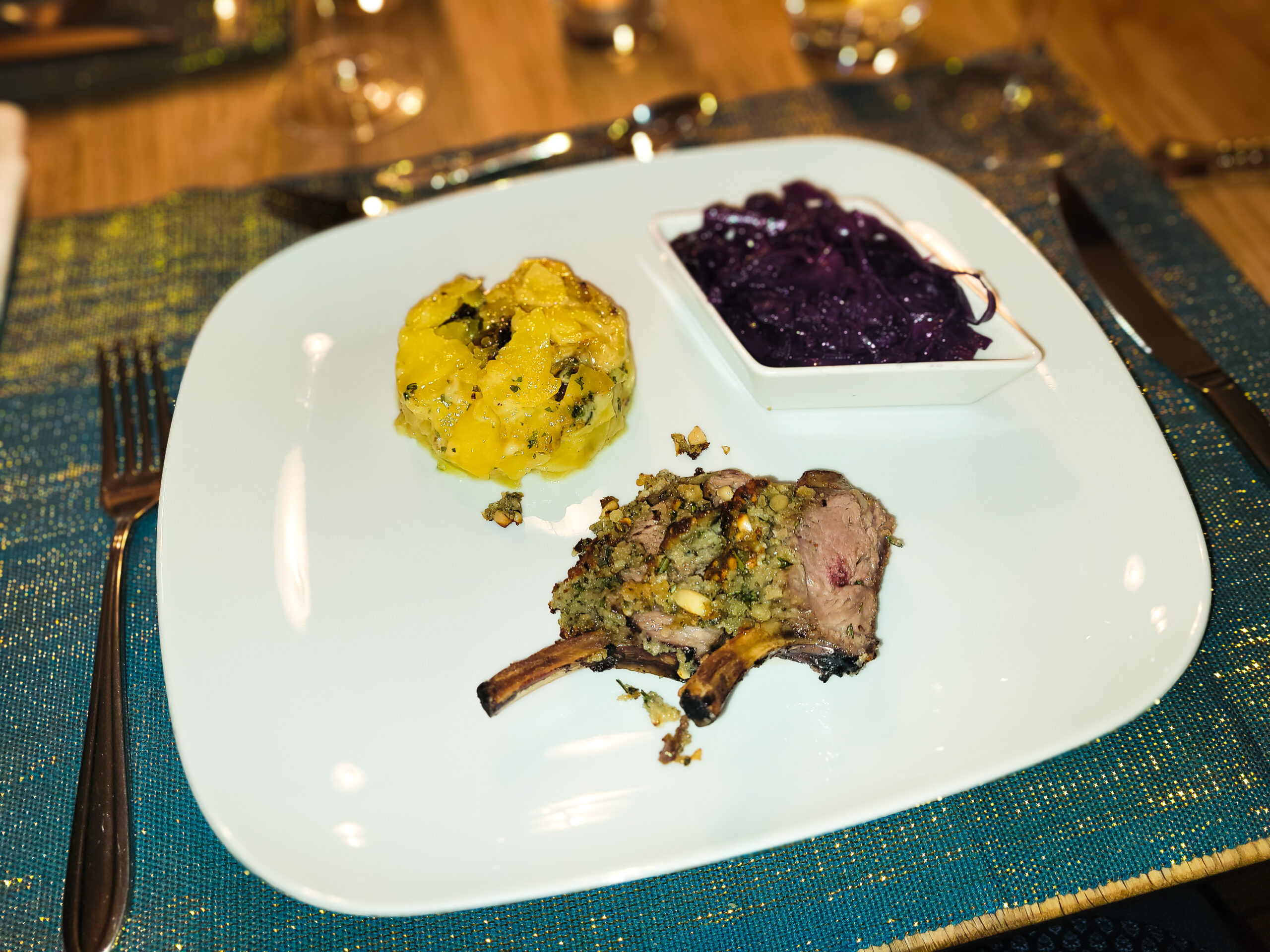 Lammrack mit Roquefort-Pinienkern-Kruste