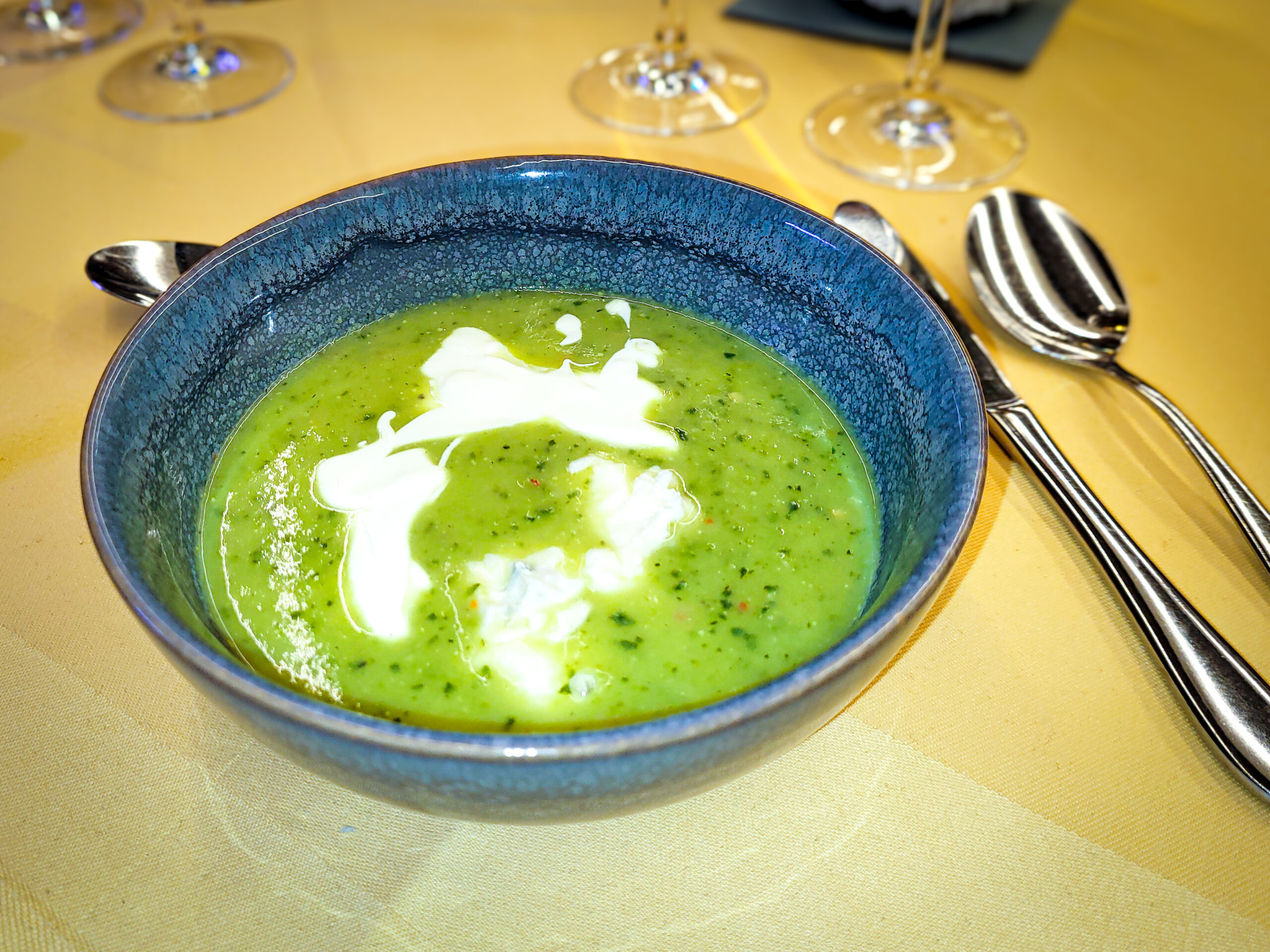 Cremige Zucchinisuppe mit Gorgonzola